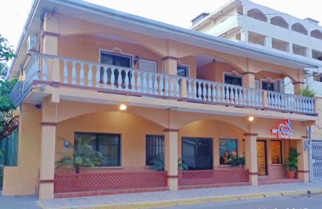 Uw Oasis Hotel La Ceiba Extérieur photo