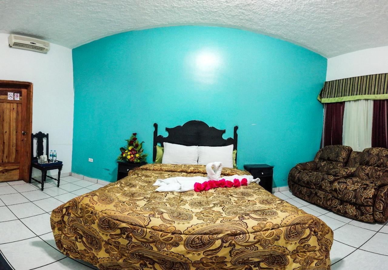 Uw Oasis Hotel La Ceiba Extérieur photo