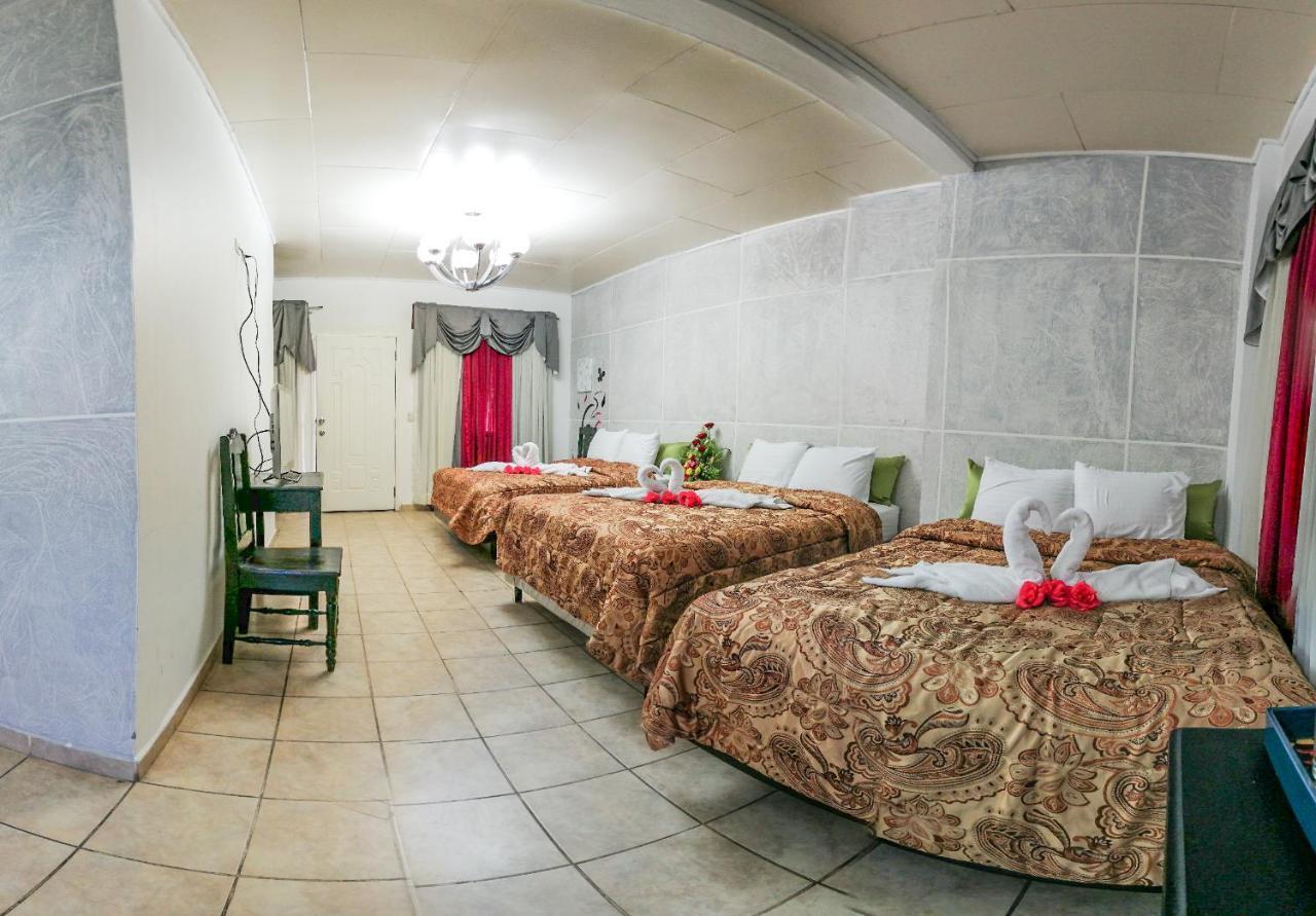 Uw Oasis Hotel La Ceiba Extérieur photo
