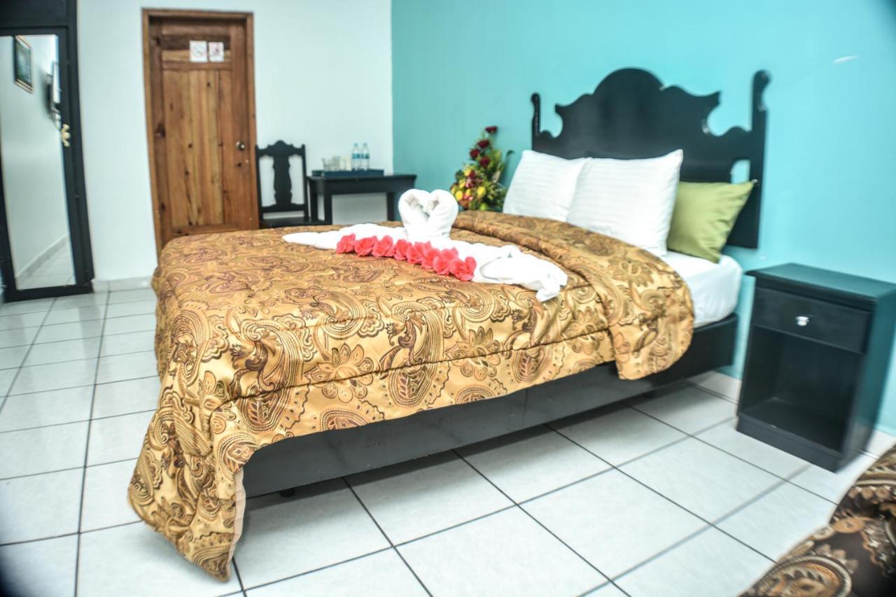 Uw Oasis Hotel La Ceiba Extérieur photo