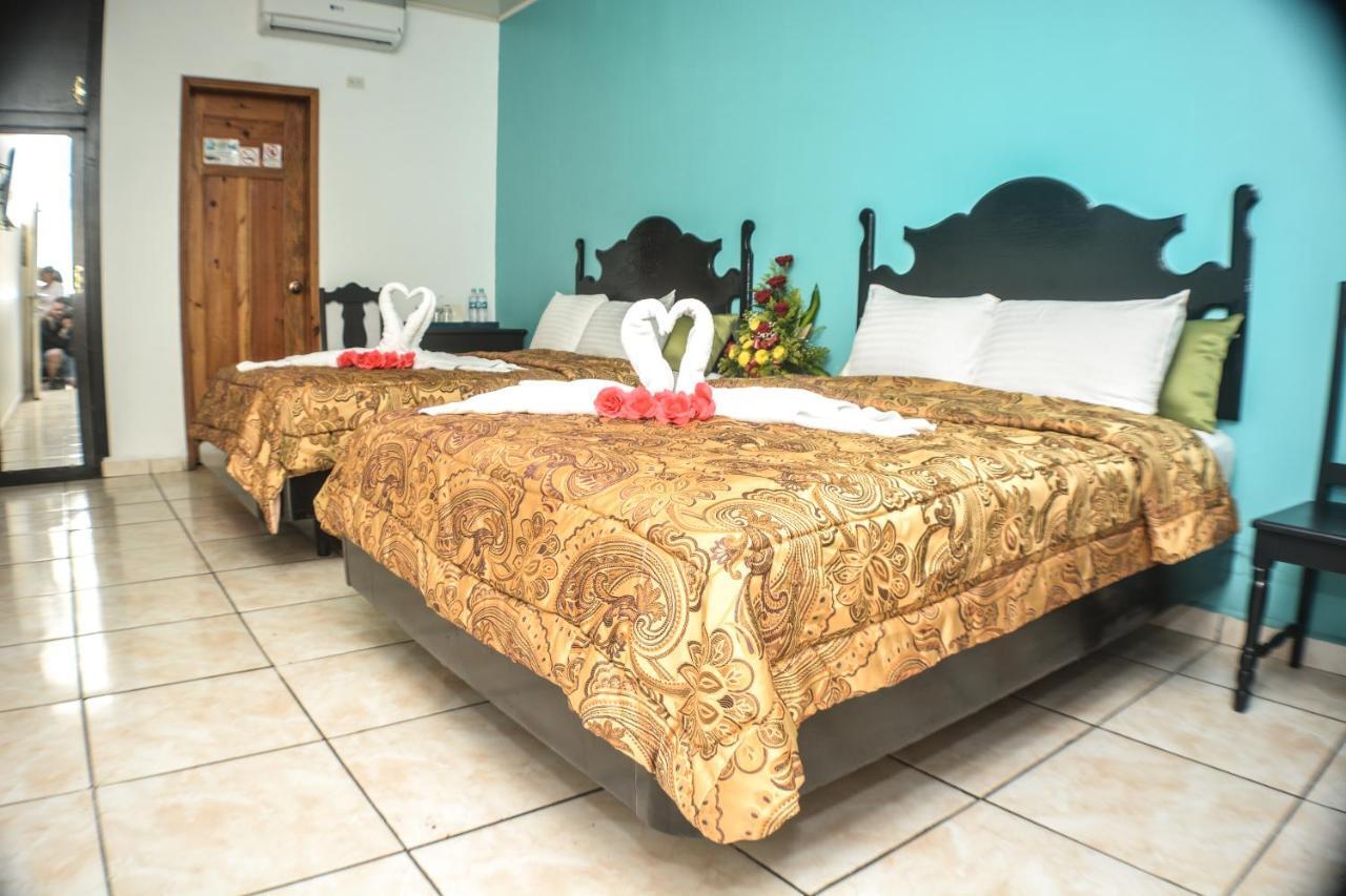 Uw Oasis Hotel La Ceiba Extérieur photo